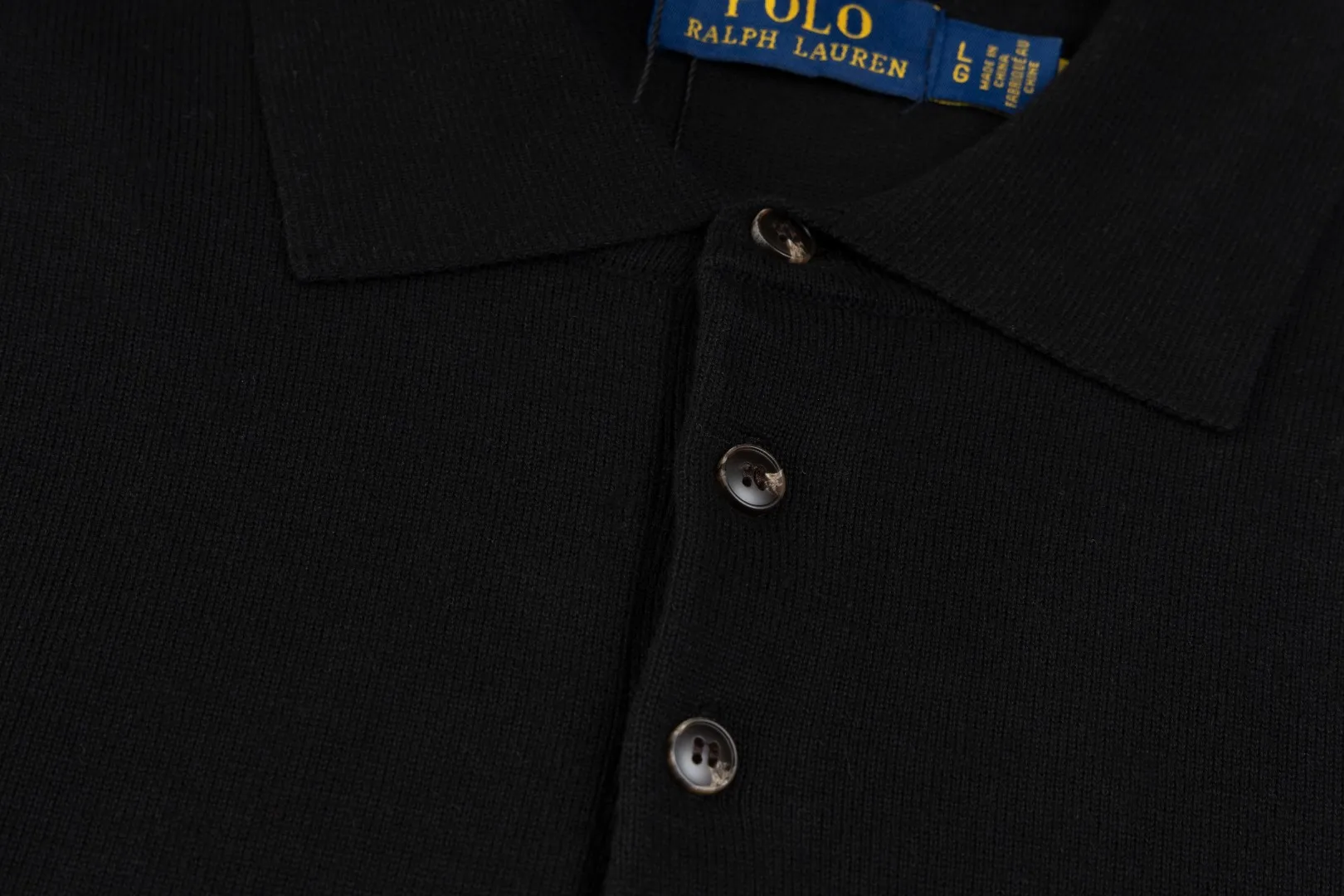 P216 #R81 Ralph Lauren knitted pony embroidered lapel polo shirt three-button pullover open chest long-sleeved sweater Official website synchronization Same style for men and women Sizes: S-XL Color: White Blue Gray Dark Gray Khaki Military Green Navy White Label Navy Blue Red Label Black Red Label Black White Label Pink Classic cotton yarn 100% white cotton High-quality goods Classic styles have always been popular! The workmanship details are very good! The simple lapel polo pullover sweater is always the standard, with classic brand embroidery on the chest! All major stars have the same style! Best for couples. High quality goods! Xinjiang cotton micro-elastic and smooth fabric has excellent quality. Pure cotton is soft and skin-friendly. Size: S M L